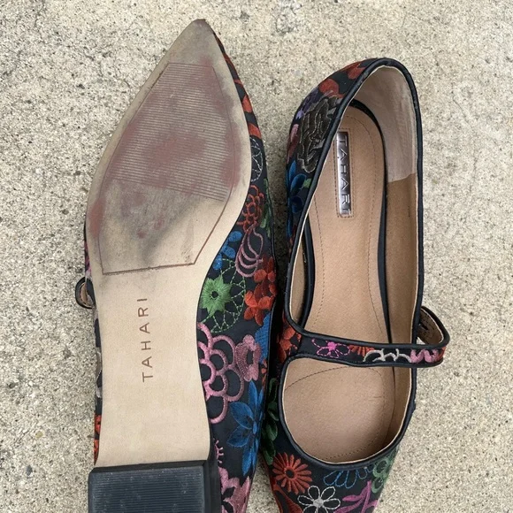 Tahari Black and Red Pointed Toe Flats - Picture 5 of 6